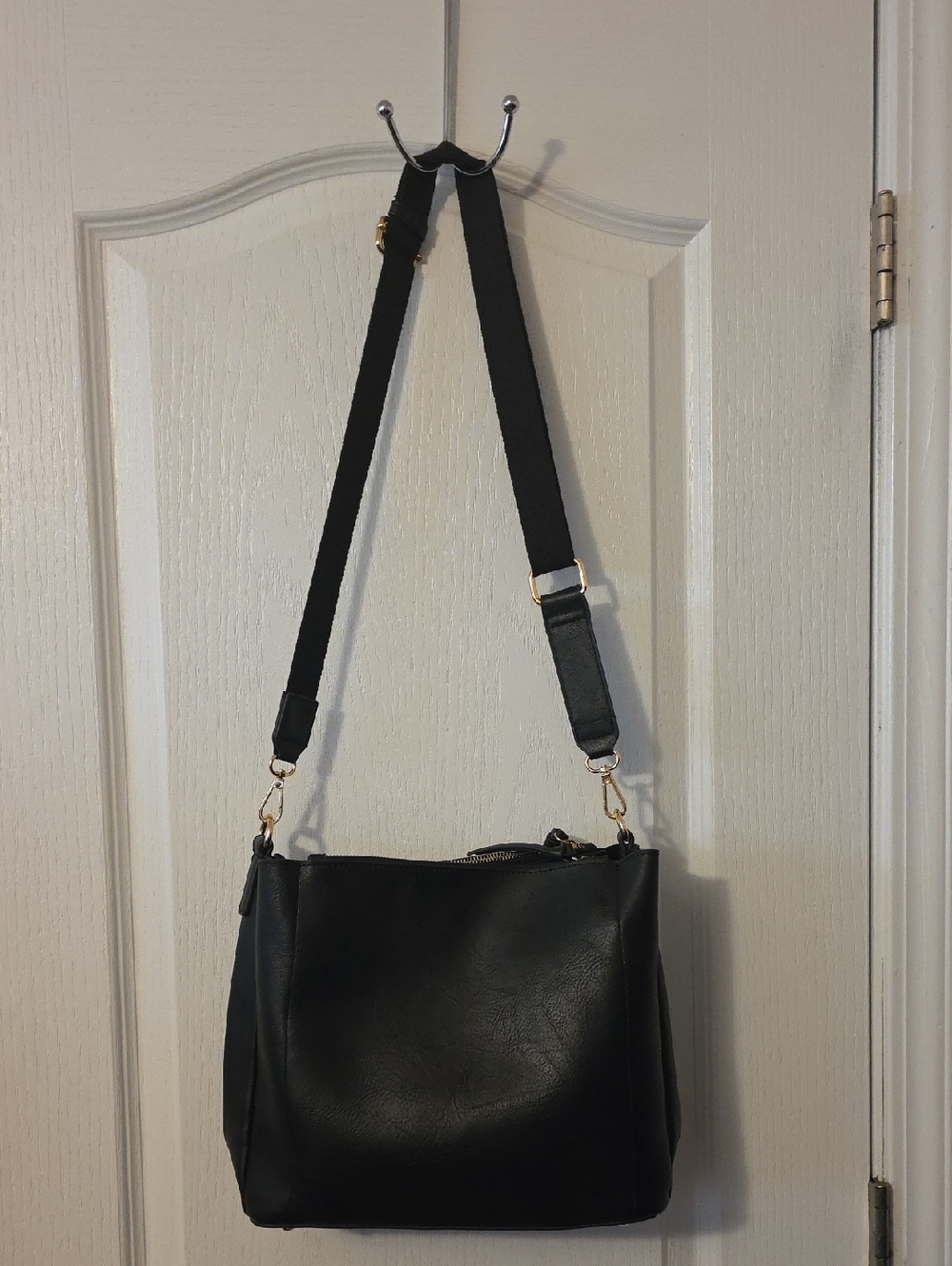 UNBRANDED HANDBAG WIRH GUITAR CROSSBODY STRAP